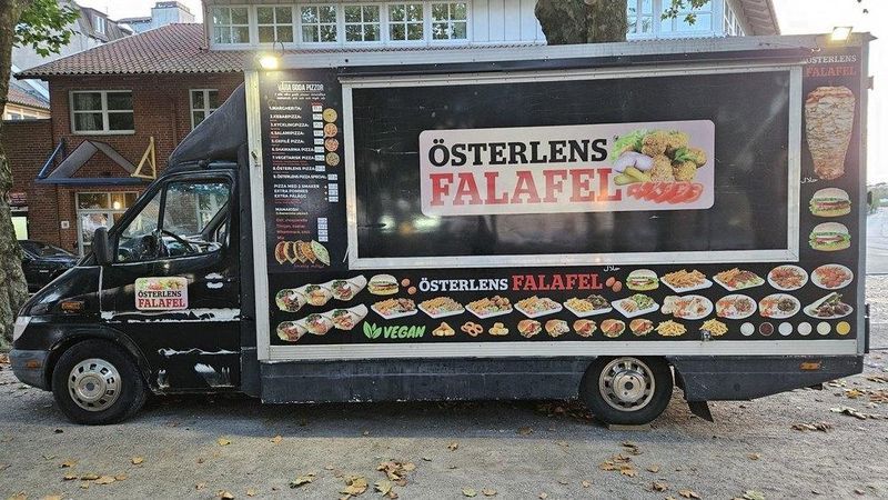 Matvagnen Österlen Falafel sedd från sidan på Österportstorg i Ystad